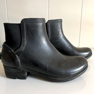 Sorel Chelsea style rain boots 5.5